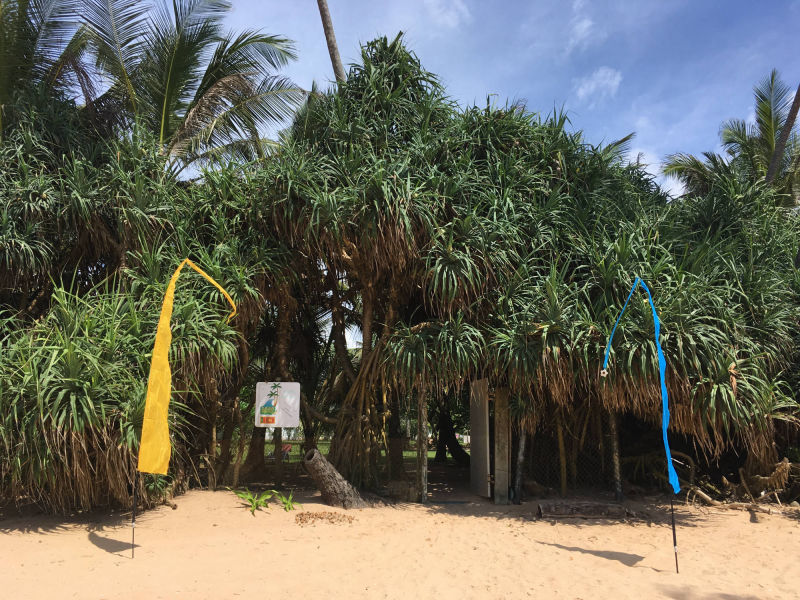 Strandzugang zum Raja Beach Hotel und dem Cocobello Restaurant