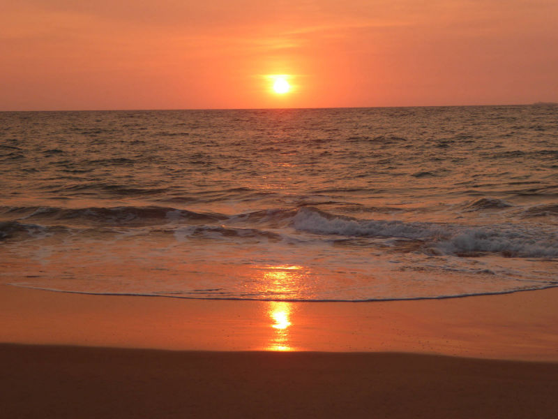 Sonnenuntergang am Balapitiya Beach vor dem Raja Beach Hotel
