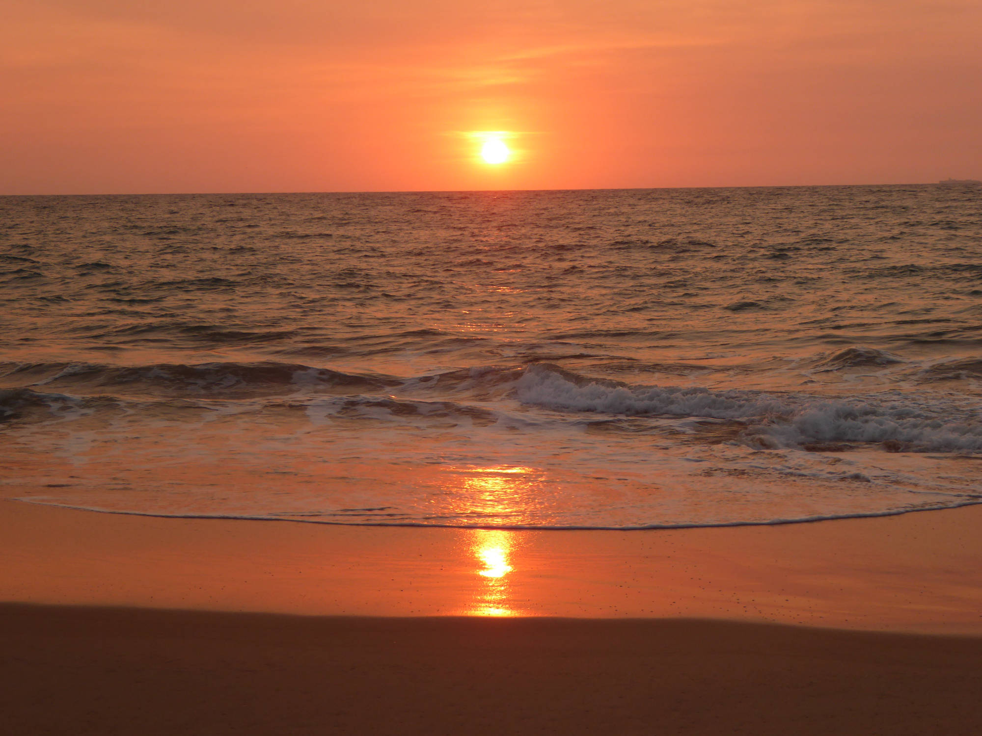 Sonnenuntergang am Balapitiya Beach vor dem Raja Beach Hotel