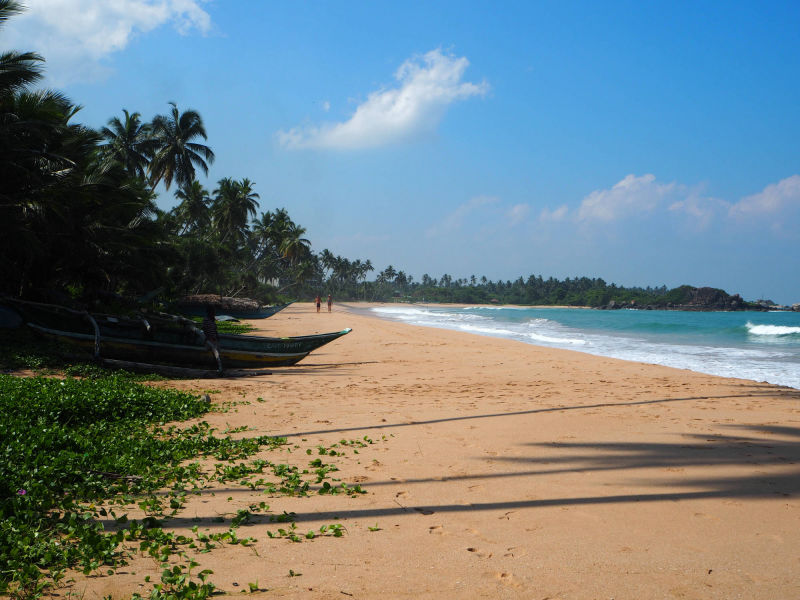 Einsamer Balapitiya Strand vor dem Raja Beach Hotel