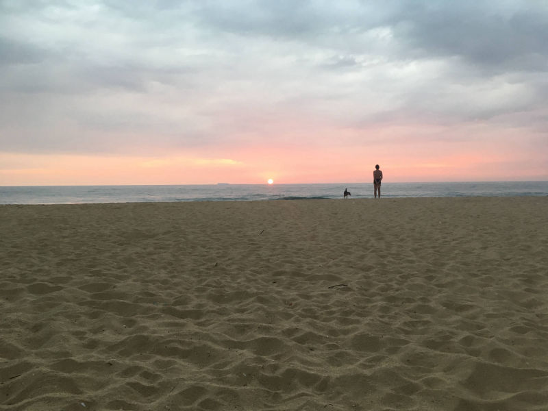 Sonnenuntergang am Balapitiya Beach vor dem Raja Beach Hotel