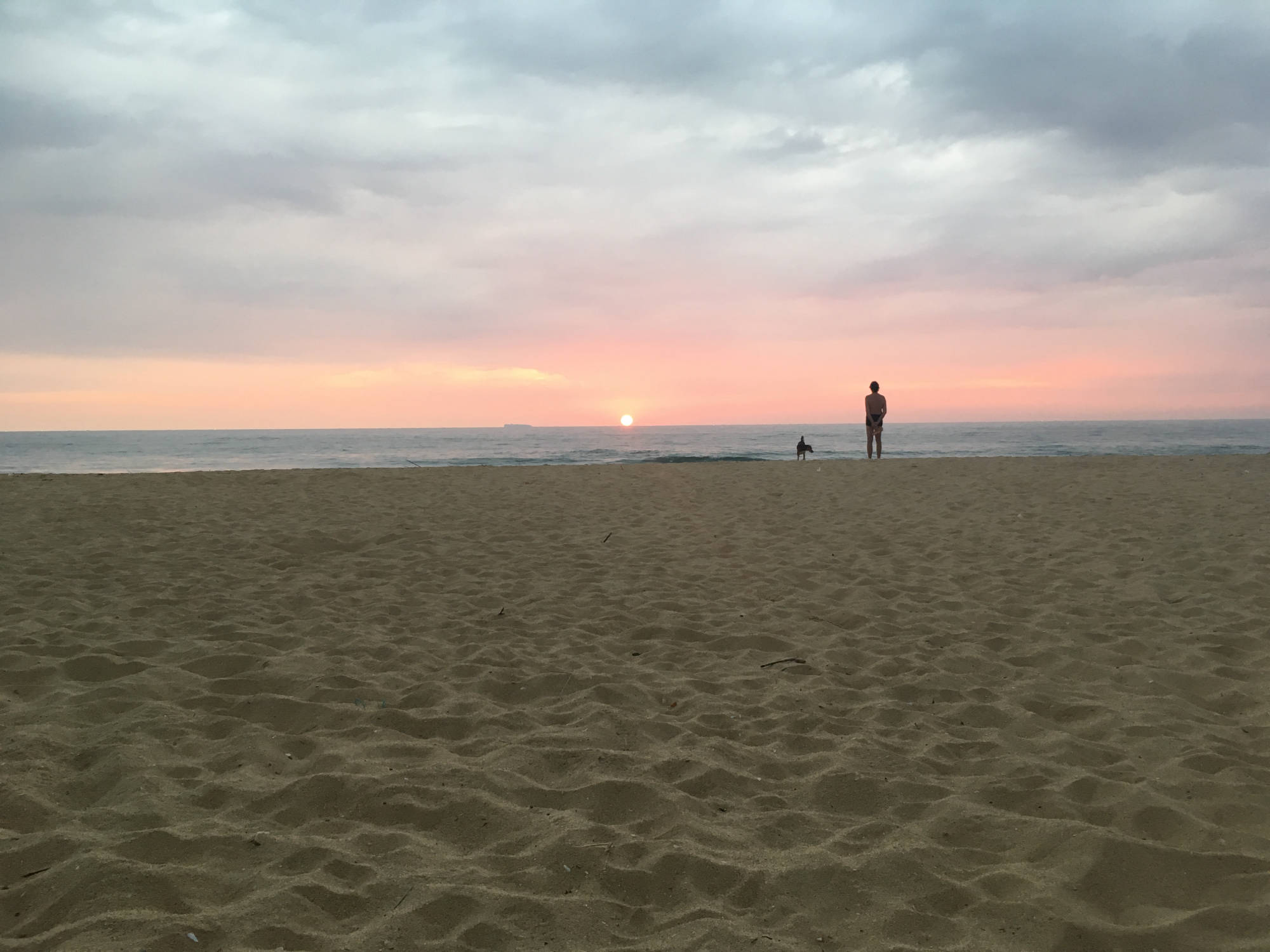 Sonnenuntergang am Balapitiya Beach vor dem Raja Beach Hotel