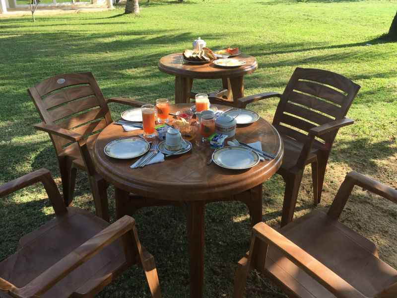 Frühstück im Raja Beach Hotelgarten