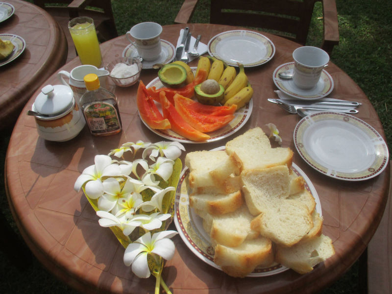 Frühstück im Raja Beach Hotelgarten