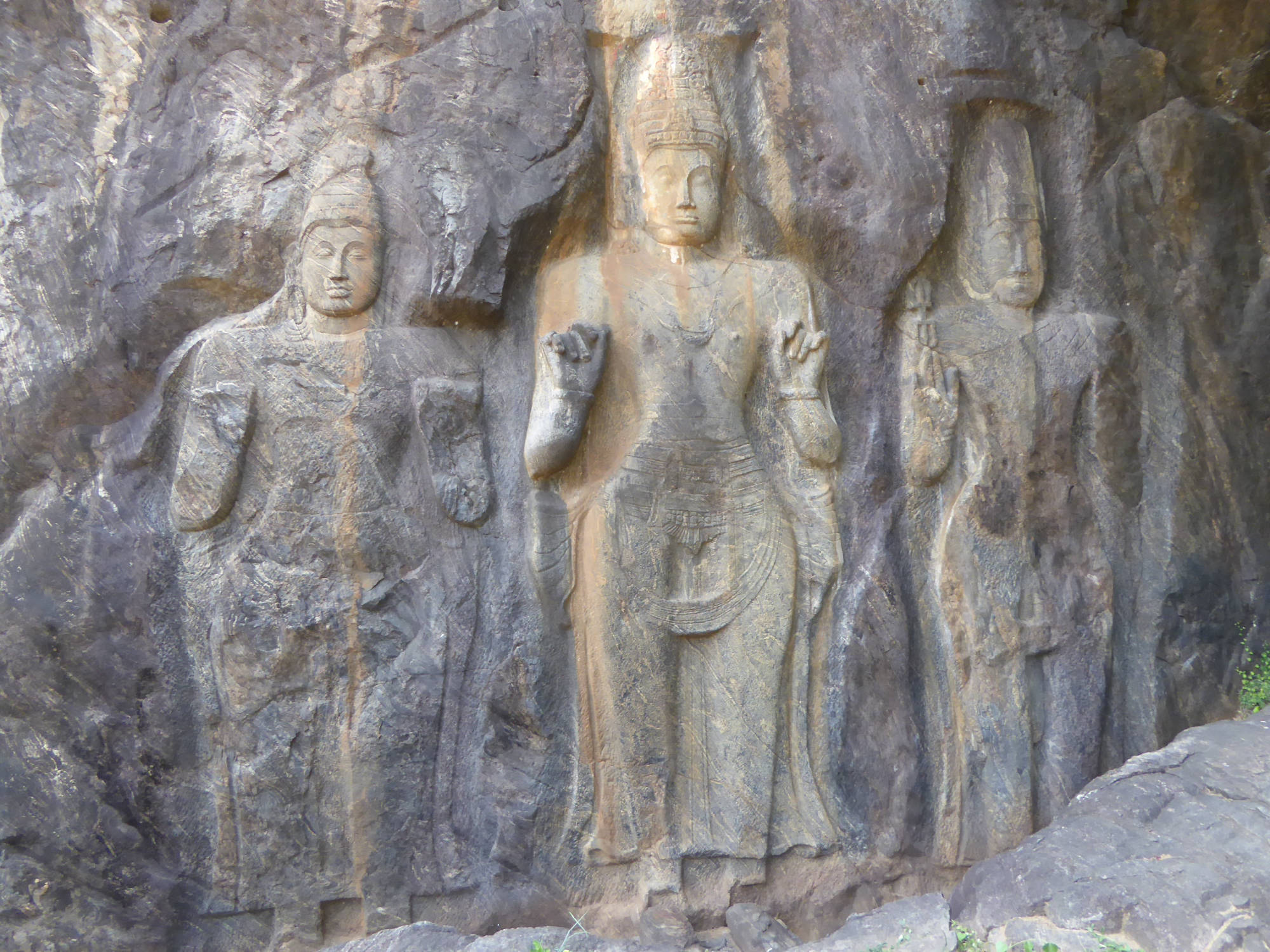 Statuen in Stein gehauen, Peace Pagoda, Unawatuna