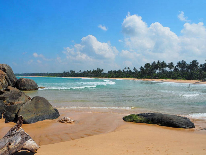 Balapitiya Strand mit Aussicht auf das Raja Beach Hotel