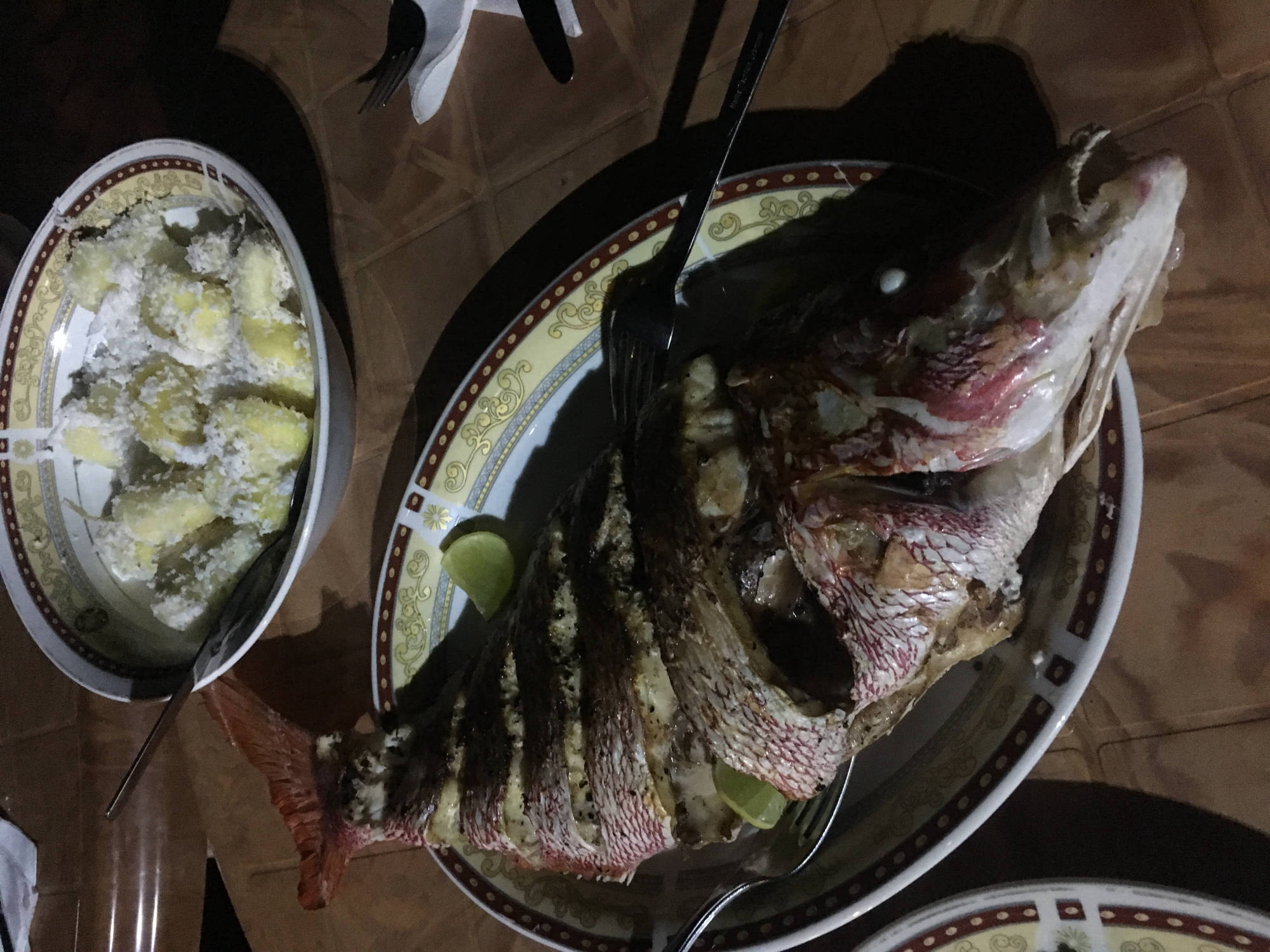 Gegrillter Fisch mit Maniok und Kokosnuss Raja Beach Hotel/Cocobello Restaurant