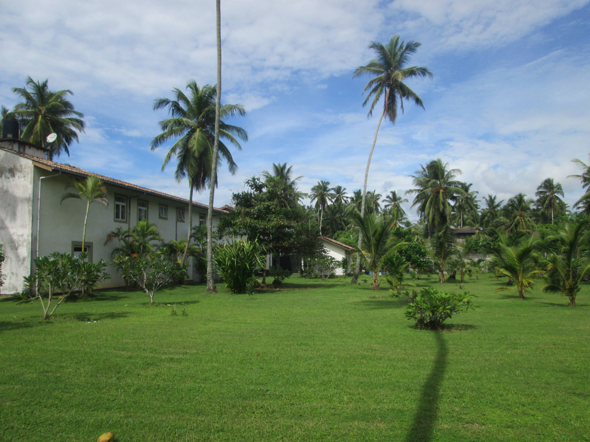 Raja Beach Hotel Servicegebäude, Bungalow und Garten