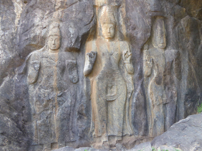 Statuen in Stein gehauen, Peace Pagoda, Unawatuna